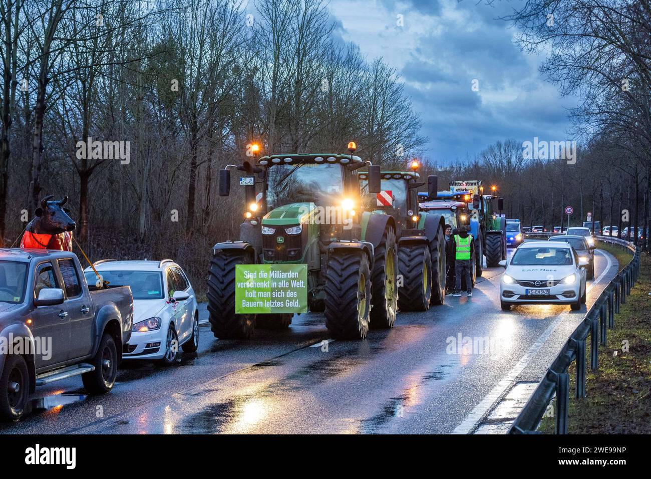 Bauern-Proteste: Landwirte blockieren Bundesstraßen rund um Kassel Landwirte blockieren mit ihren Traktoren und Fahrzeugen die Bundesstraße B3 von der Autobahn A49 kommend in Richtung Kassel, an insgesamt vier Stellen auf der B3, B7 und B83 haben die Landwirte den Verkehr blockierert, an nenden mannenenenenenenenenenden fir nwirt. DAS befürchtete Verkehrschaos blieb aus. Hinter dem protesta steckt das lose Bauern-Netzwerk Land Schafft Verbindung LSV. Der Hessische Bauernverband distanziert sich von den blockade-Plänen von LSV, um die Zustimmung der Bevölkerung zu den Pro Foto Stock