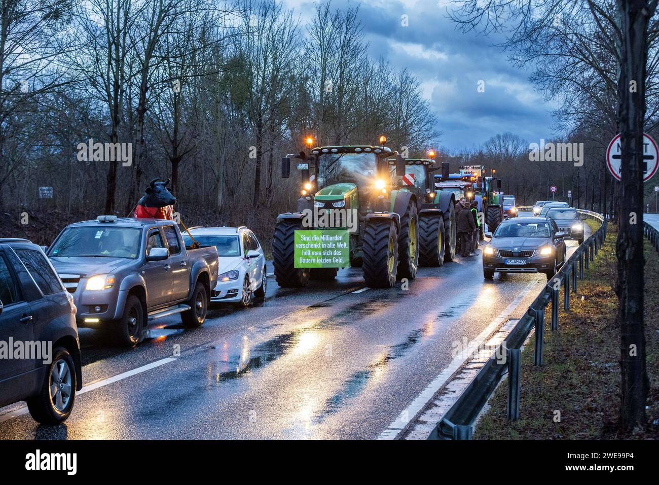 Bauern-Proteste: Landwirte blockieren Bundesstraßen rund um Kassel Landwirte blockieren mit ihren Traktoren und Fahrzeugen die Bundesstraße B3 von der Autobahn A49 kommend in Richtung Kassel, an insgesamt vier Stellen auf der B3, B7 und B83 haben die Landwirte den Verkehr blockierert, an nenden mannenenenenenenenenenden fir nwirt. DAS befürchtete Verkehrschaos blieb aus. Hinter dem protesta steckt das lose Bauern-Netzwerk Land Schafft Verbindung LSV. Der Hessische Bauernverband distanziert sich von den blockade-Plänen von LSV, um die Zustimmung der Bevölkerung zu den Pro Foto Stock