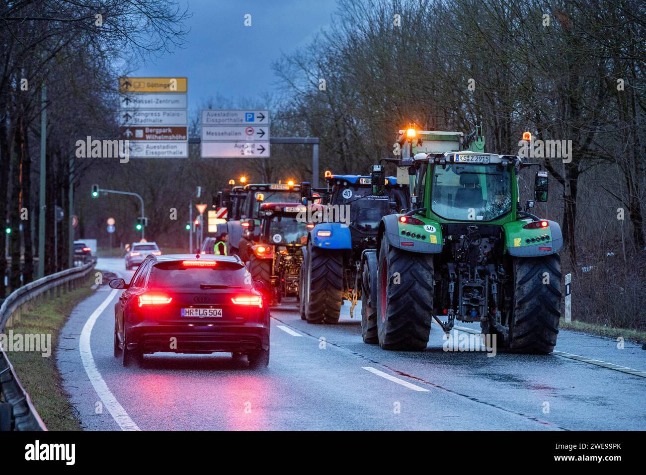 Bauern-Proteste: Landwirte blockieren Bundesstraßen rund um Kassel Landwirte blockieren mit ihren Traktoren und Fahrzeugen die Bundesstraße B3 von der Autobahn A49 kommend in Richtung Kassel, an insgesamt vier Stellen auf der B3, B7 und B83 haben die Landwirte den Verkehr blockierert, an nenden mannenenenenenenenenenden fir nwirt. DAS befürchtete Verkehrschaos blieb aus. Hinter dem protesta steckt das lose Bauern-Netzwerk Land Schafft Verbindung LSV. Der Hessische Bauernverband distanziert sich von den blockade-Plänen von LSV, um die Zustimmung der Bevölkerung zu den Pro Foto Stock