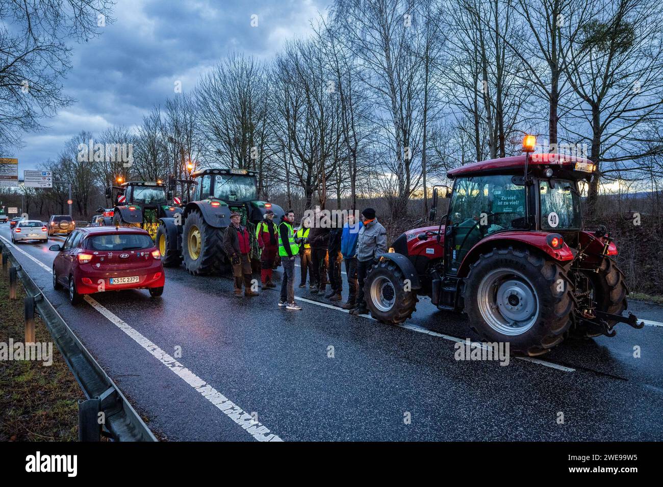 Bauern-Proteste: Landwirte blockieren Bundesstraßen rund um Kassel Landwirte blockieren mit ihren Traktoren und Fahrzeugen die Bundesstraße B3 von der Autobahn A49 kommend in Richtung Kassel, an insgesamt vier Stellen auf der B3, B7 und B83 haben die Landwirte den Verkehr blockierert, an nenden mannenenenenenenenenenden fir nwirt. DAS befürchtete Verkehrschaos blieb aus. Hinter dem protesta steckt das lose Bauern-Netzwerk Land Schafft Verbindung LSV. Der Hessische Bauernverband distanziert sich von den blockade-Plänen von LSV, um die Zustimmung der Bevölkerung zu den Pro Foto Stock