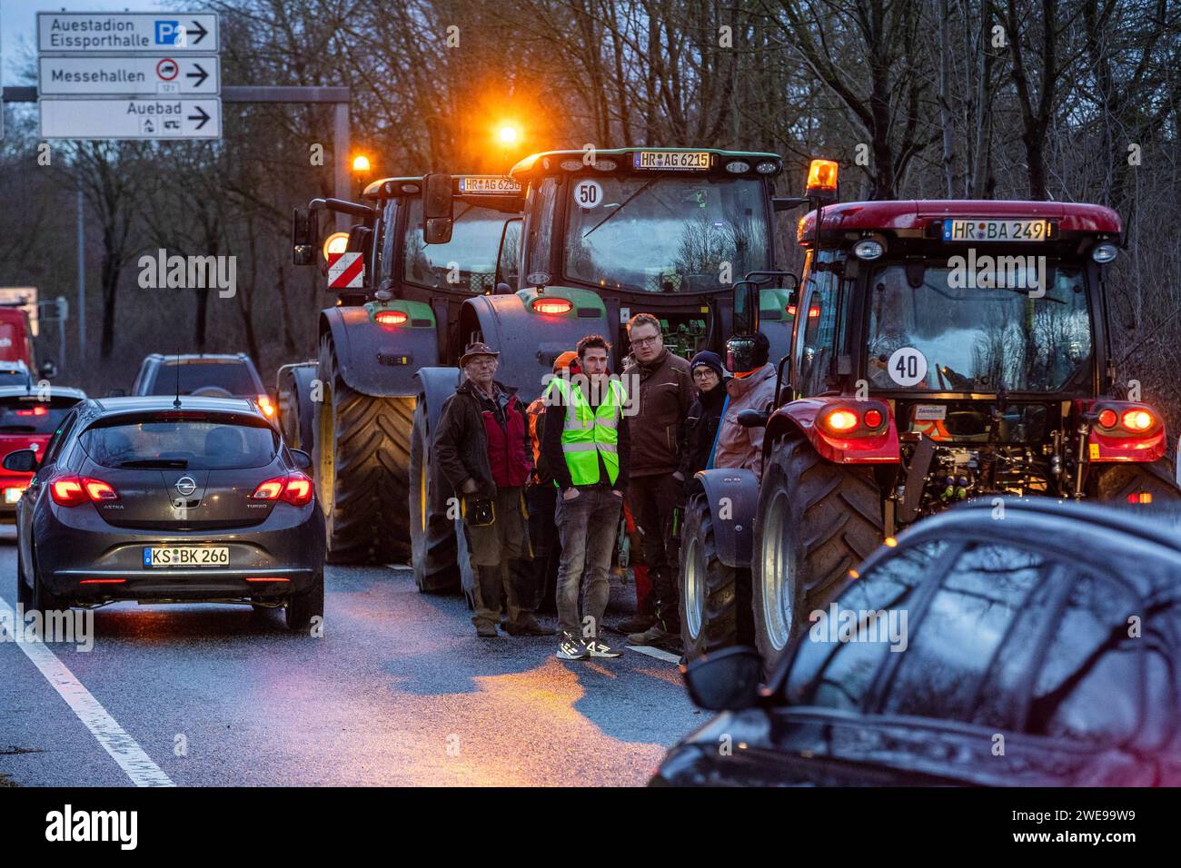 Bauern-Proteste: Landwirte blockieren Bundesstraßen rund um Kassel Landwirte blockieren mit ihren Traktoren und Fahrzeugen die Bundesstraße B3 von der Autobahn A49 kommend in Richtung Kassel, an insgesamt vier Stellen auf der B3, B7 und B83 haben die Landwirte den Verkehr blockierert, an nenden mannenenenenenenenenenden fir nwirt. DAS befürchtete Verkehrschaos blieb aus. Hinter dem protesta steckt das lose Bauern-Netzwerk Land Schafft Verbindung LSV. Der Hessische Bauernverband distanziert sich von den blockade-Plänen von LSV, um die Zustimmung der Bevölkerung zu den Pro Foto Stock