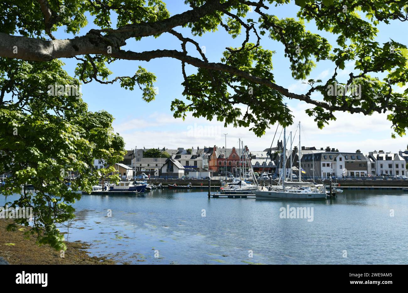 Vista del porto e del centro città di Stornoway, Ebridi esterne, Scozia Foto Stock