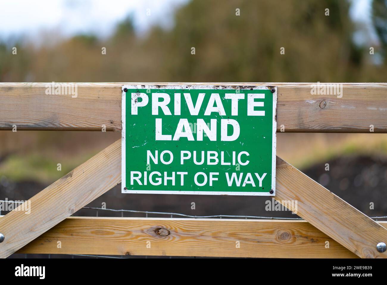 Terra privata, nessun cartello pubblico di diritto di passaggio in verde e bianco. Cartello fissato a un cancello della fattoria. Foto Stock