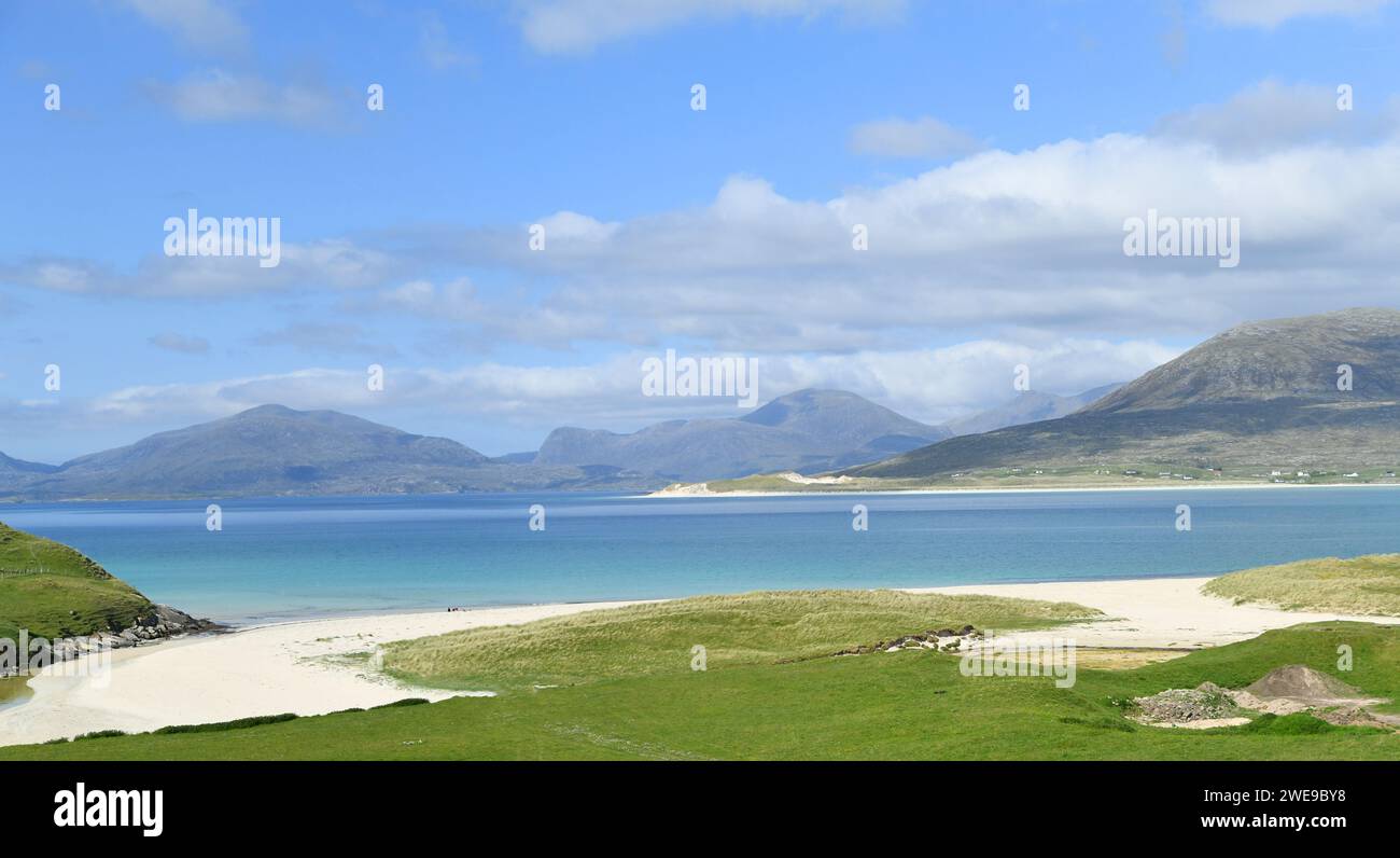 Vista panoramica della spiaggia soleggiata e della baia vicino a Luskentyre su South Harris, Ebridi esterne, Scozia Foto Stock