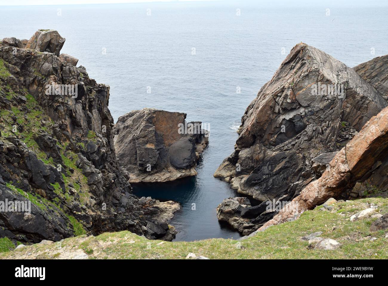 Costa frastagliata con cumuli di roccia vicino a Mangersta, Isola di Lewis, Ebridi esterne, Scozia Foto Stock