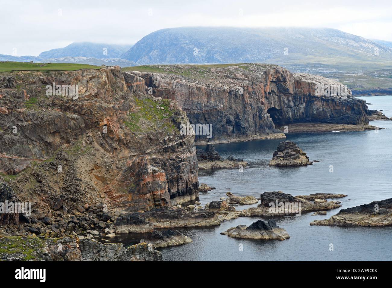 Costa frastagliata con cumuli di roccia vicino a Mangersta, Isola di Lewis, Ebridi esterne, Scozia Foto Stock