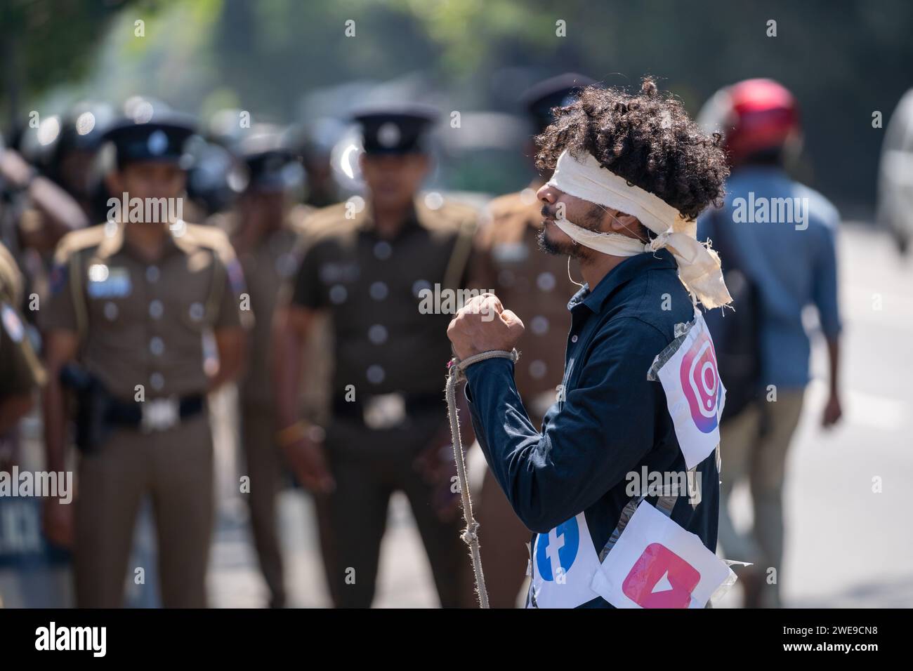 Colombo, Colombo, Sri Lanka. 23 gennaio 2024. Un uomo che fa una performance davanti alla polizia durante una protesta contro il disegno di legge sui social media in Sri Lanka (Credit Image: © Kenula Pathirathna/ZUMA Press Wire) SOLO USO EDITORIALE! Non per USO commerciale! Foto Stock