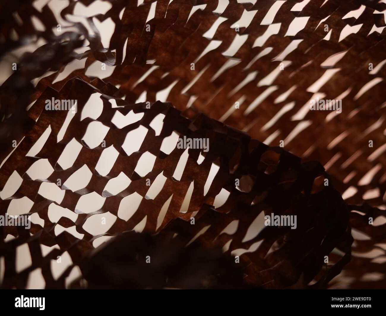 Stucco di carta per pacchi. Carta da imballaggio a nido d'ape marrone Kraft con fessure. Primo piano di carta da artigianato schiacciata. Carta da costruzione riciclata. Posiziona per testo Foto Stock