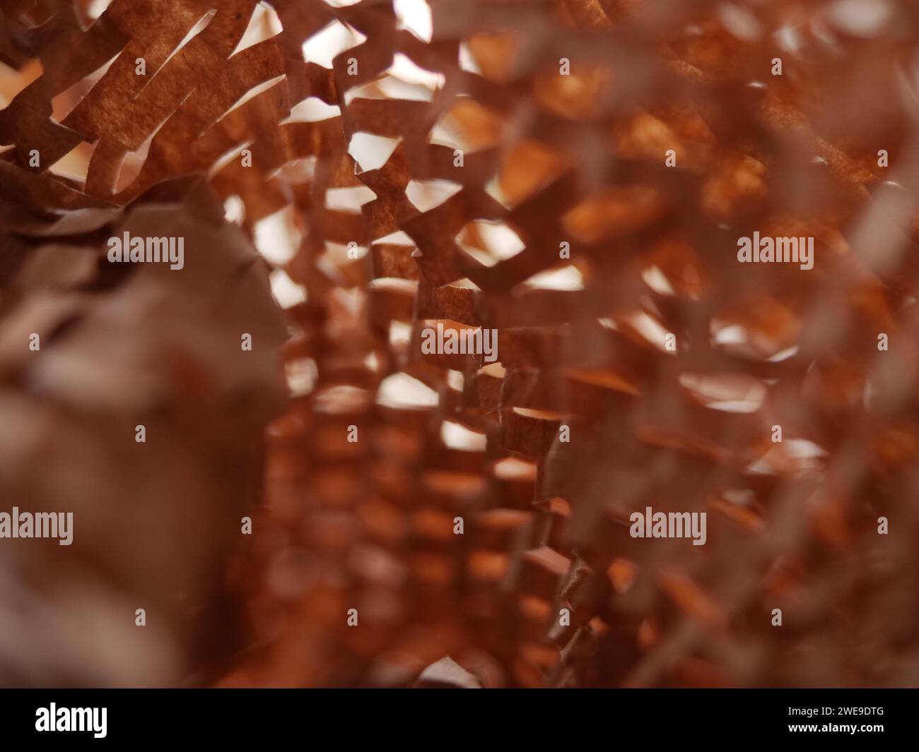 Stucco di carta per pacchi. Carta da imballaggio a nido d'ape marrone Kraft con fessure. Primo piano di carta da artigianato schiacciata. Carta da costruzione riciclata. Posiziona per testo Foto Stock