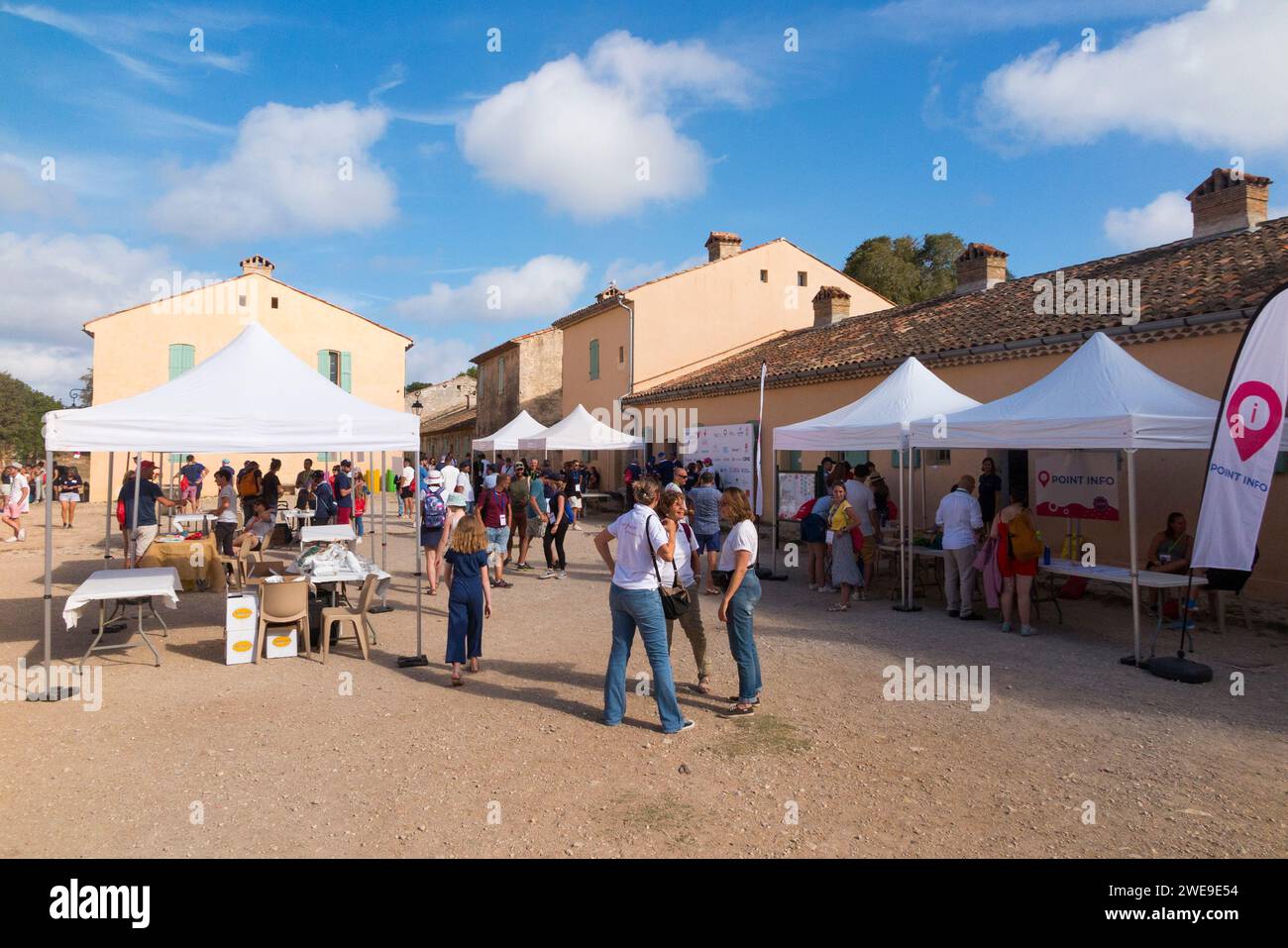 Evento per visitatori ospitato all'interno del cortile interno e degli edifici di Fort Royal, anche un ex carcere, a Île Sainte-Marguerite / Isola di Saint Marguerite. Costa dalla Costa Azzurra/Cannes. Francia. (135) Foto Stock