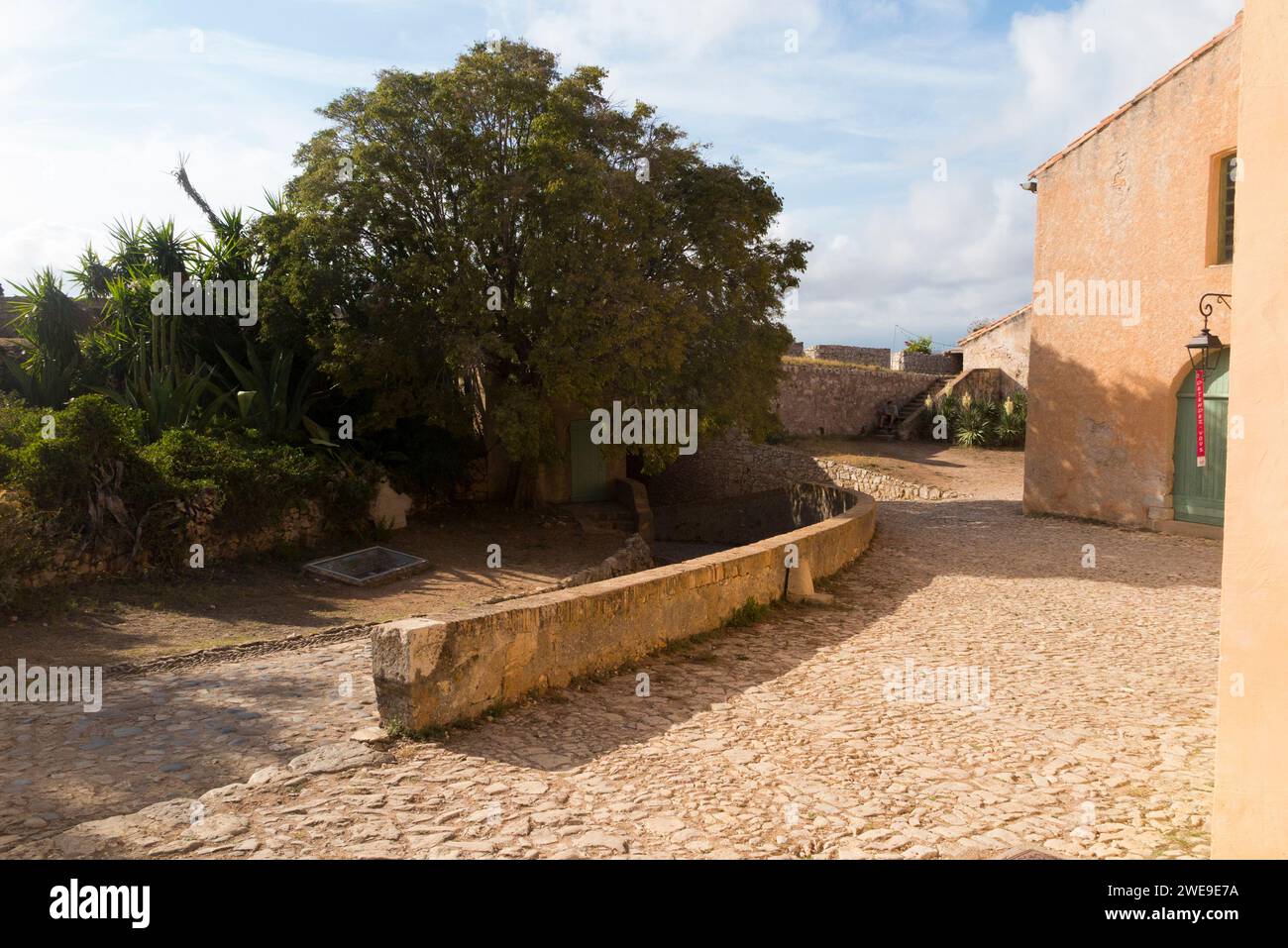 Interno che guarda verso il cancello principale di ingresso anteriore di Fort Royal su Île Sainte-Marguerite / Isola di Saint Marguerite. Costa dalla Costa Azzurra/Cannes. Francia. (135) Foto Stock