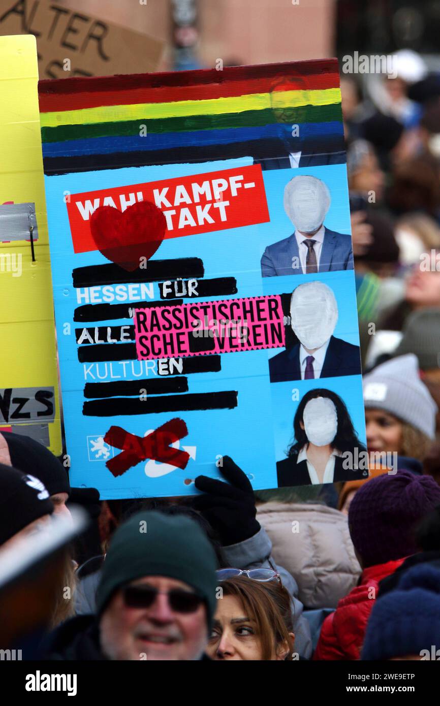 Kundgebung gegen die AfD und Rechtsextremismus - GER, Germania, Deutschland, Francoforte sul meno, 20.01.2024 - Francoforte sul meno: über vierzigtausend Menschen protestieren vor dem Frankfurter Römer, dem Paulsplatz, vom Mainkai bis zum Liebfrauenberg gegen die AfD und Rechtsextremismus. Mehr als 60 Gruppierungen und Organisationen, Darunter der Deutsche Gewerkschaftsbund, Greenpeace und Caritas haben zur Teilnahme an der Kundgebung aufgerufen, Die von der Klimagerechtigkeitsgruppe Koalakollektiv unter dem motto Demokratie verteien - Frankfurt gegen AfD und Rechtsrudigwangemeldet. Nach der Foto Stock