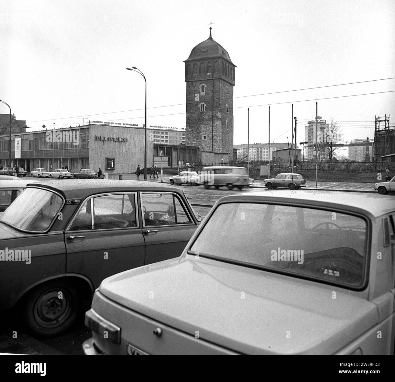 Zentrum von Karl-Marx-Stadt Karl-Marx-Stadt / Rund um den Roten Turm, Teil der mittelalterlichen Stadtbefestigung, hatte der 2. Weltkrieg alles zerstört. In den 70er Jahren begann auch hier der Wiederaufbau. Es entstand Die StadtInformation und das Hotel Kongress mit den beiden Stadthallen. Karl-Marx-Stadt Sachsen DDR *** Centro di Karl Marx City Karl Marx City la seconda guerra mondiale ha distrutto tutto intorno alla Torre Rossa, parte delle fortificazioni medievali della città la ricostruzione iniziò anche qui nel 1970, il centro informazioni della città e l'Hotel Kongress con i due sale della città furono costruiti Ka Foto Stock