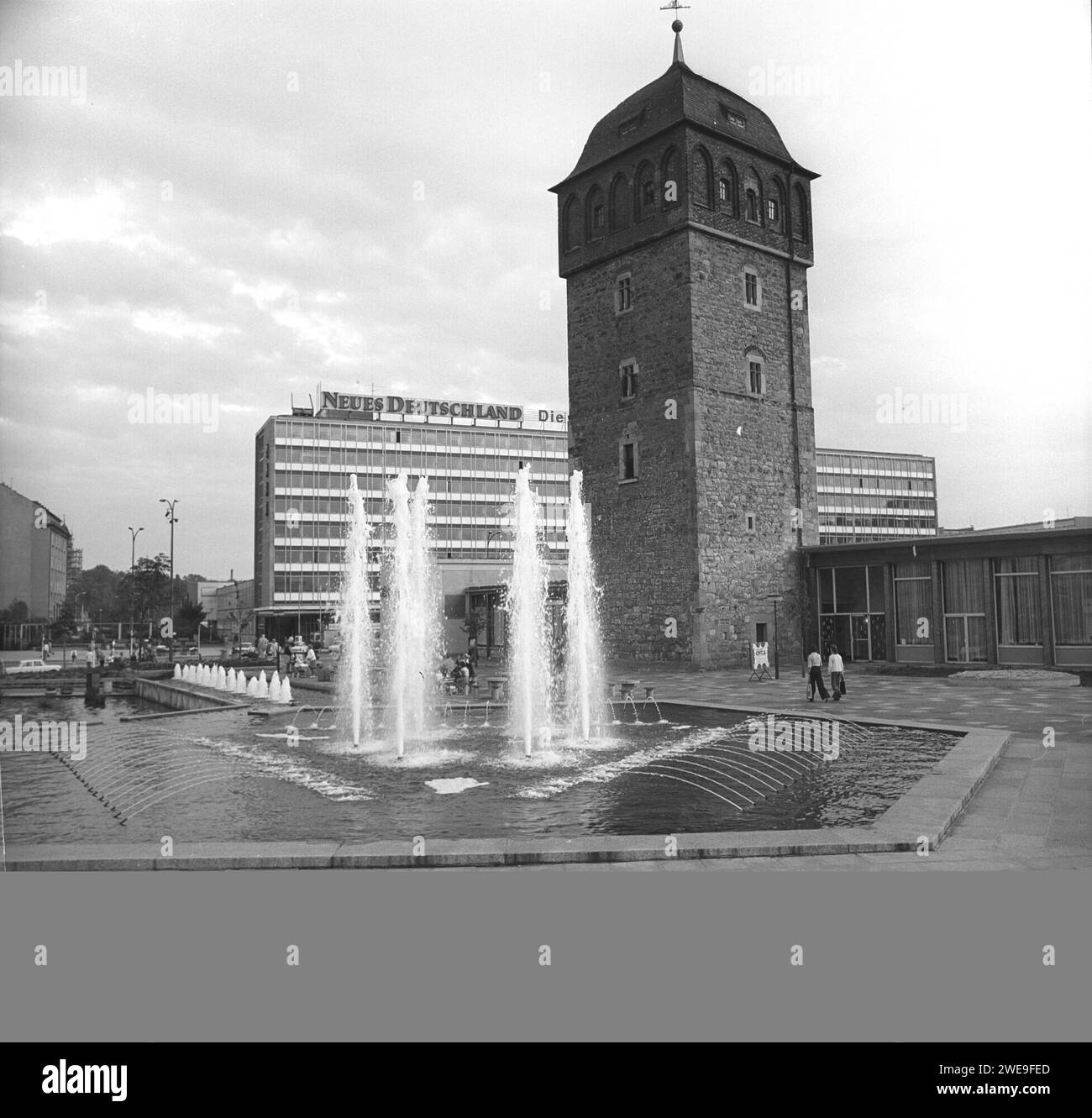 Zentrum von Karl-Marx-Stadt Karl-Marx-Stadt / Rund um den Roten Turm, Teil der mittelalterlichen Stadtbefestigung, hatte der 2. Weltkrieg alles zerstört. In den 70er Jahren begann auch hier der Wiederaufbau. Es entstand Die StadtInformation und das Hotel Kongress mit den beiden Stadthallen. Karl-Marx-Stadt Sachsen DDR *** Centro di Karl Marx City Karl Marx City la seconda guerra mondiale ha distrutto tutto intorno alla Torre Rossa, parte delle fortificazioni medievali della città la ricostruzione iniziò anche qui nel 1970, il centro informazioni della città e l'Hotel Kongress con i due sale della città furono costruiti Ka Foto Stock