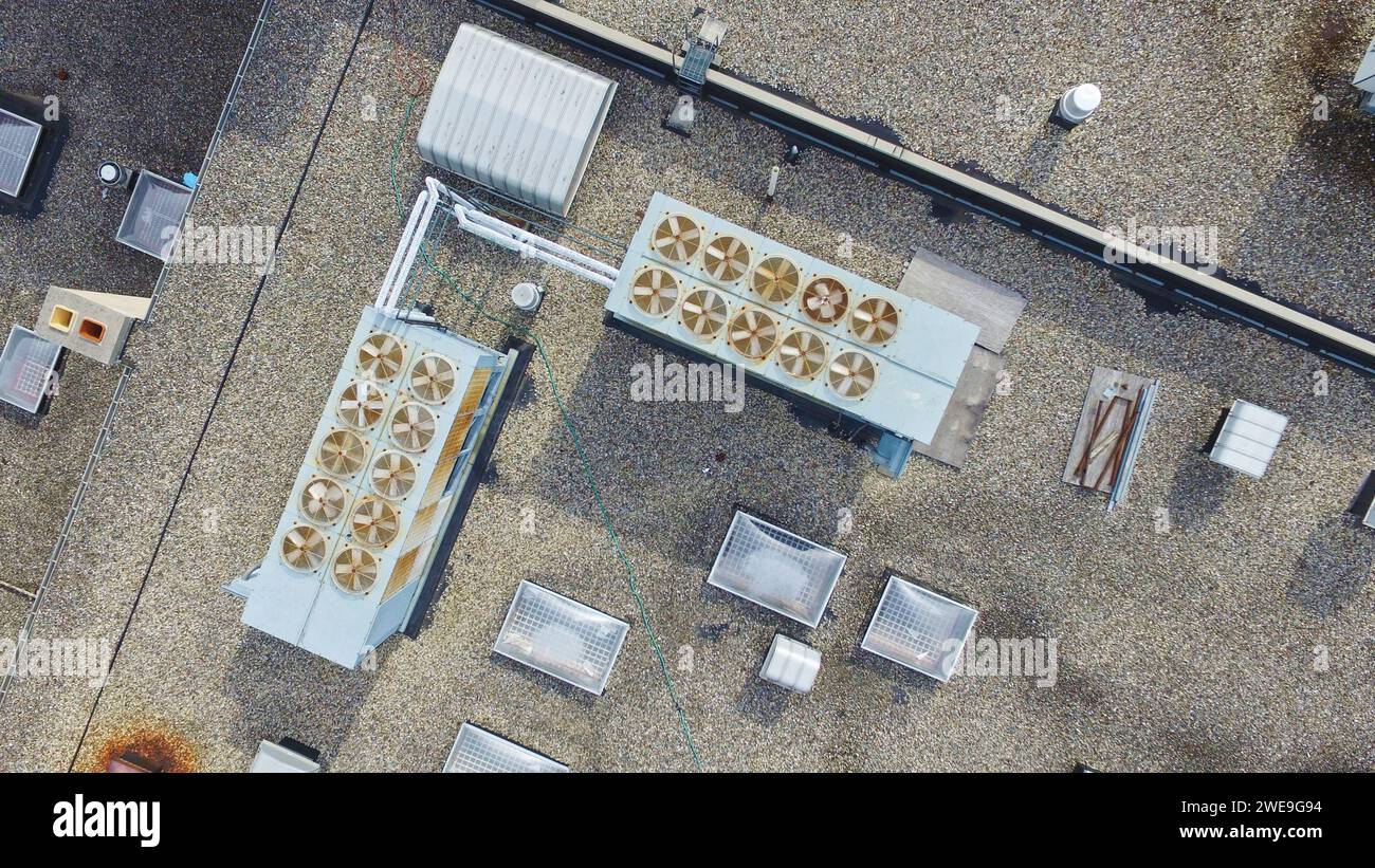 Vista aerea delle unità HVAC commerciali e delle apparecchiature di ventilazione sul tetto della ghiaia Foto Stock