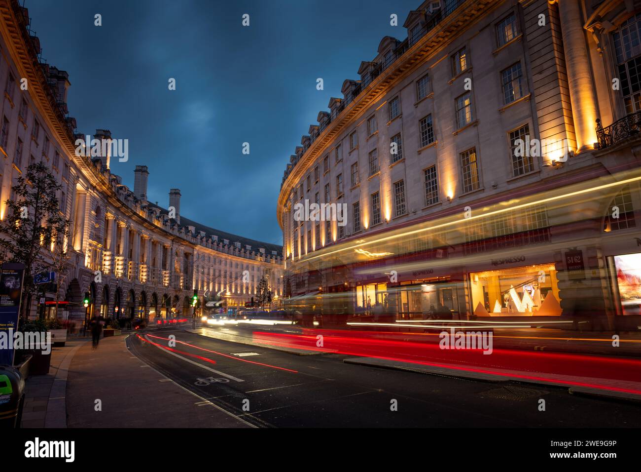 Londra. UK- 01.21.2024. Una vista notturna di Regent Street nel West End, con l'edificio illuminato e i sentieri illuminati dai veicoli Foto Stock