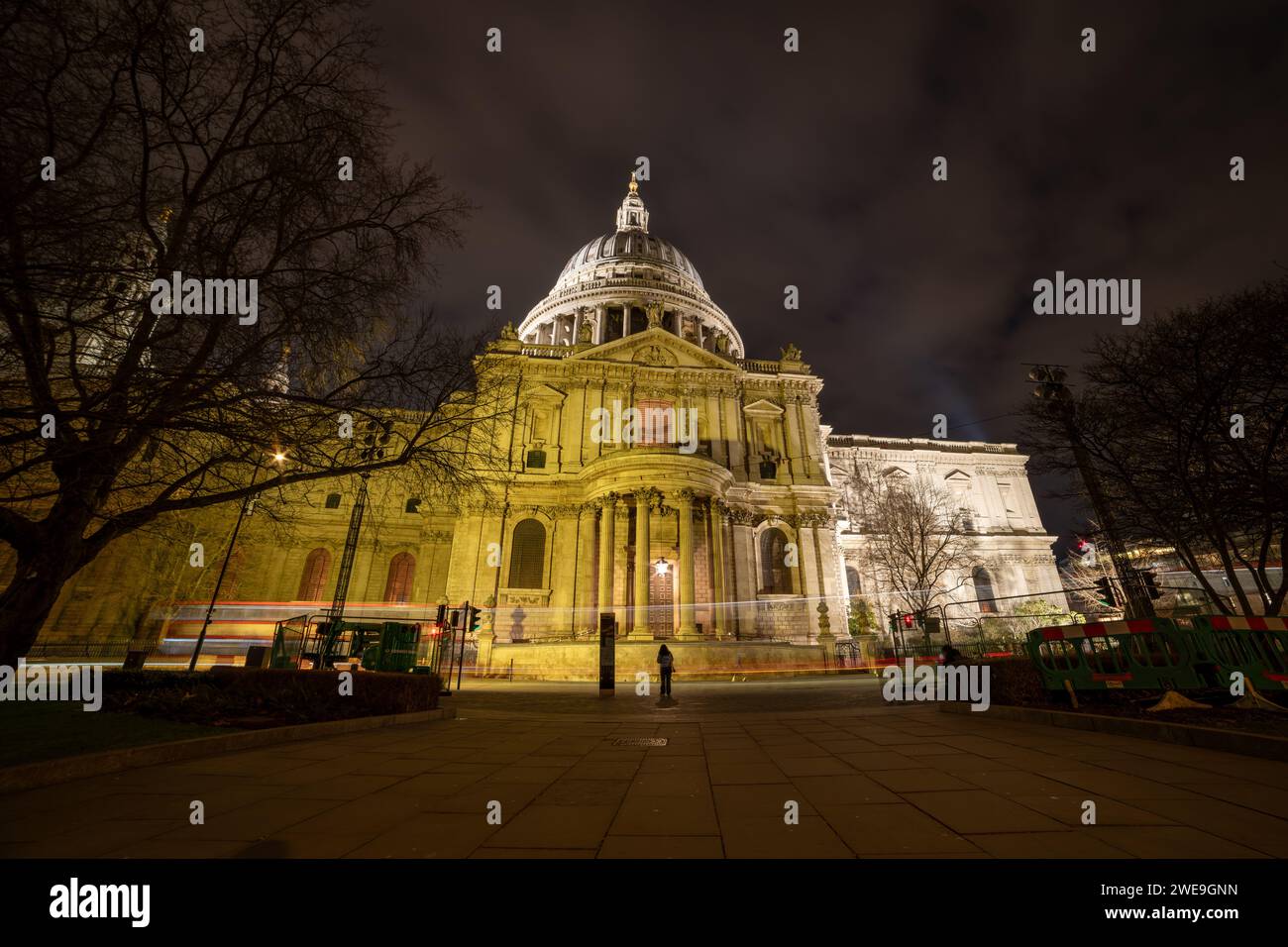Londra. UK-01.20.2024. La facciata di St. Paul di notte. Foto Stock