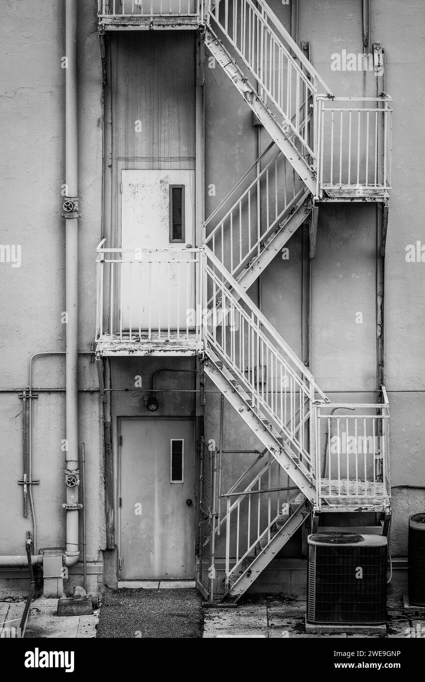 Scale in acciaio e porte colorate a Seattle, Washington Foto Stock Scale in acciaio e porte colorate a Seattle, Washington Foto Stock