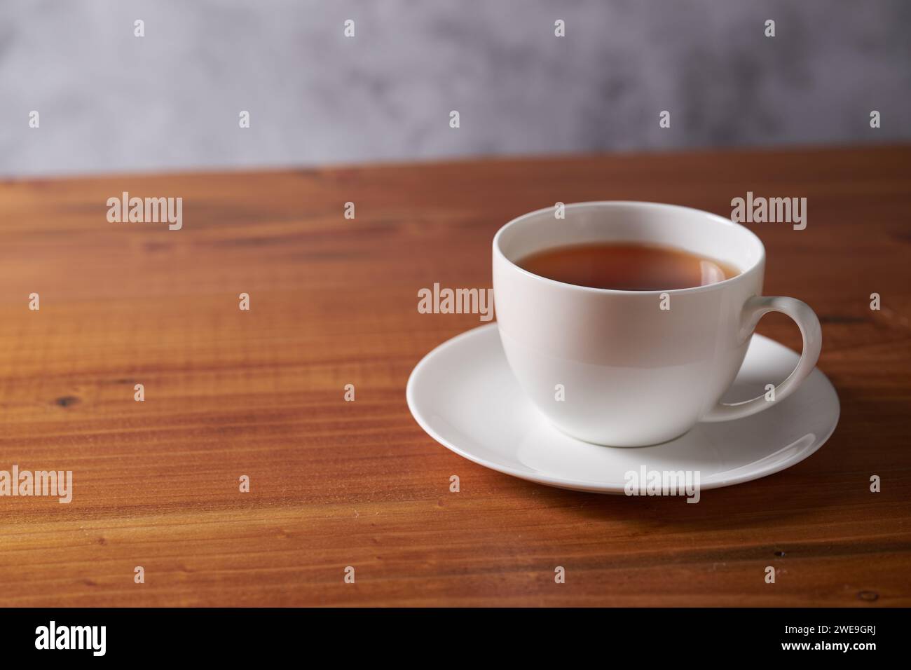 Immagine di bere tè caldo all'ora del tè Foto Stock