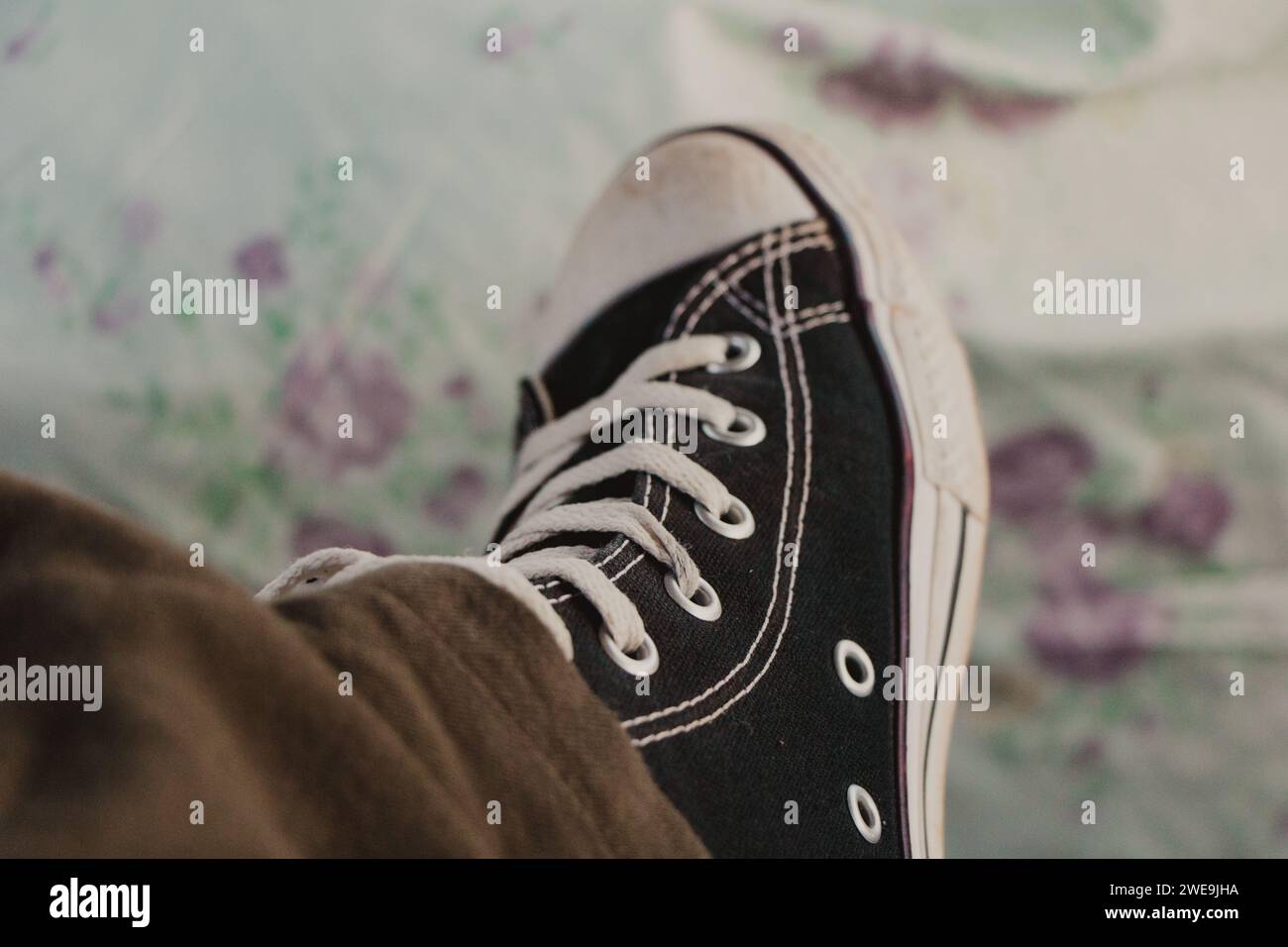 primo piano delle tradizionali sneakers nere Foto Stock
