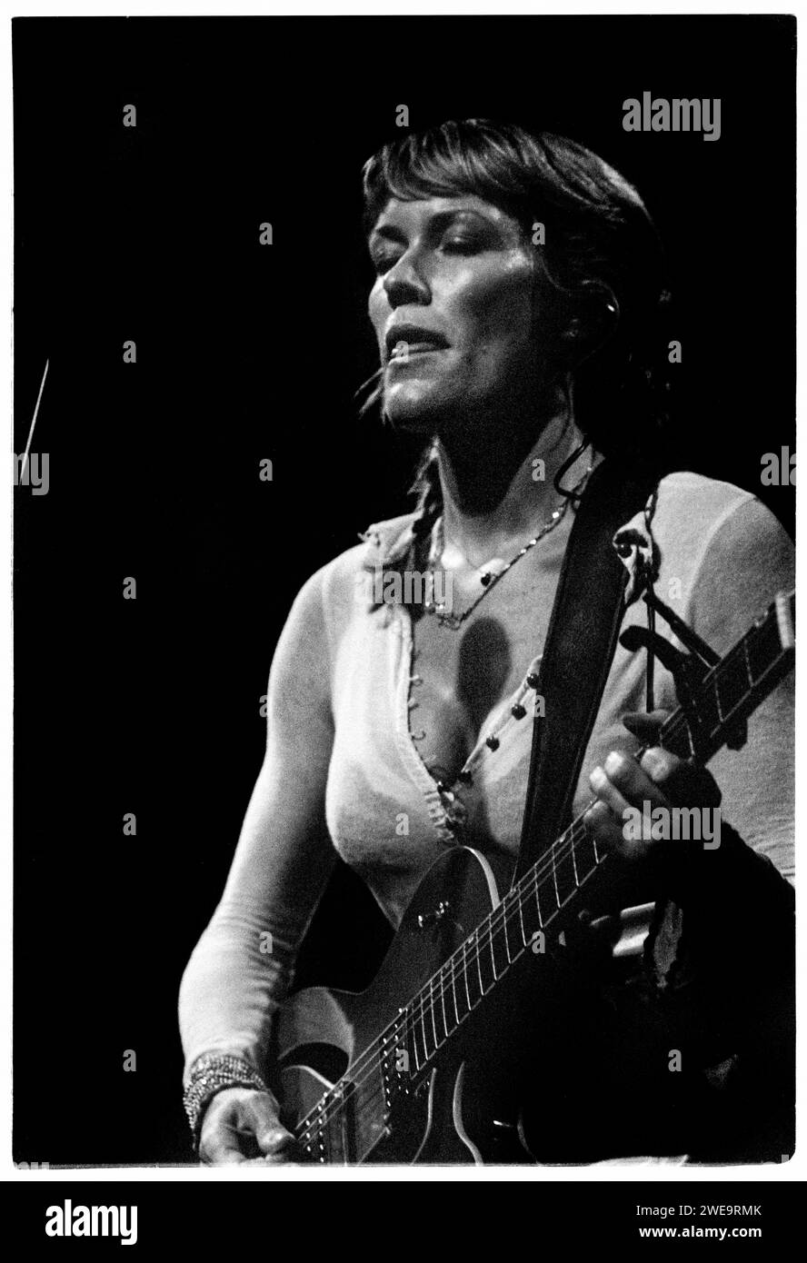 CERYS MATTHEWS, CONCERTO, 2006: La cantante folk rock Cerys Matthews (ex-Catatonia) si esibisce dal vivo al The Point di Cardiff, 24 luglio 2006. Fotografia: ROB WATKINS. INFO: Cerys Matthews, la cantante gallese, cantautrice ed ex frontwoman dei Catatonia, ha intrapreso una carriera solista di successo. I suoi album, tra cui "Cockahoop" e "Don't Look Down", mostrano una miscela di folk, country e blues, mettendo in evidenza la versatile musicalità di Matthews e la sua abilità di compositore. Foto Stock