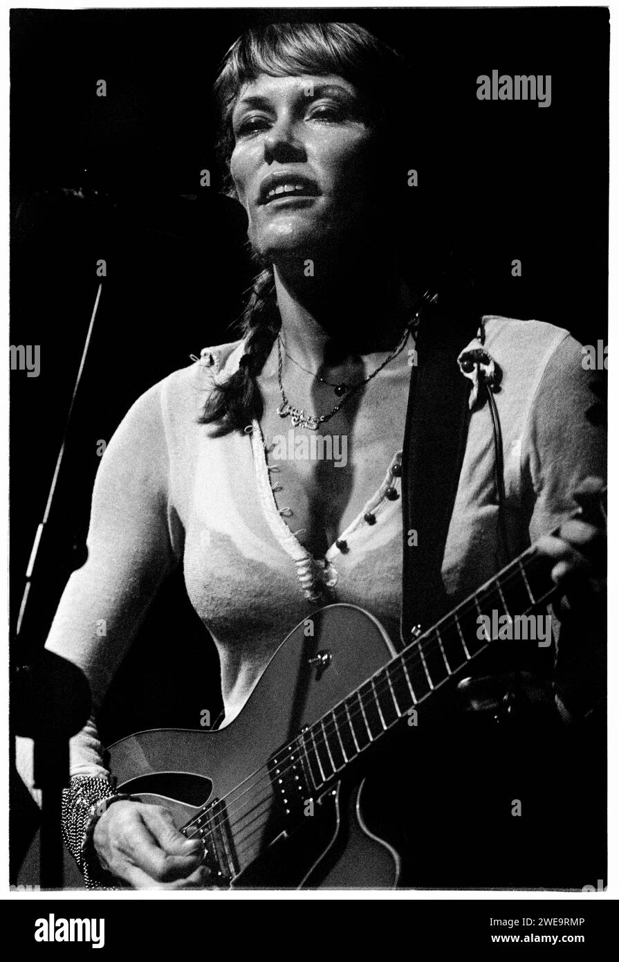 CERYS MATTHEWS, CONCERTO, 2006: La cantante folk rock Cerys Matthews (ex-Catatonia) si esibisce dal vivo al The Point di Cardiff, 24 luglio 2006. Fotografia: ROB WATKINS. INFO: Cerys Matthews, la cantante gallese, cantautrice ed ex frontwoman dei Catatonia, ha intrapreso una carriera solista di successo. I suoi album, tra cui "Cockahoop" e "Don't Look Down", mostrano una miscela di folk, country e blues, mettendo in evidenza la versatile musicalità di Matthews e la sua abilità di compositore. Foto Stock