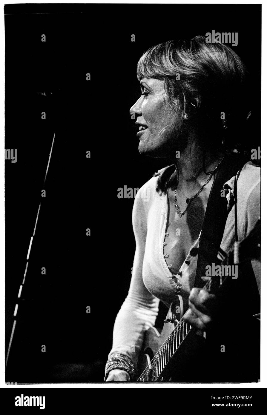 CERYS MATTHEWS, CONCERTO, 2006: La cantante folk rock Cerys Matthews (ex-Catatonia) si esibisce dal vivo al The Point di Cardiff, 24 luglio 2006. Fotografia: ROB WATKINS. INFO: Cerys Matthews, la cantante gallese, cantautrice ed ex frontwoman dei Catatonia, ha intrapreso una carriera solista di successo. I suoi album, tra cui "Cockahoop" e "Don't Look Down", mostrano una miscela di folk, country e blues, mettendo in evidenza la versatile musicalità di Matthews e la sua abilità di compositore. Foto Stock