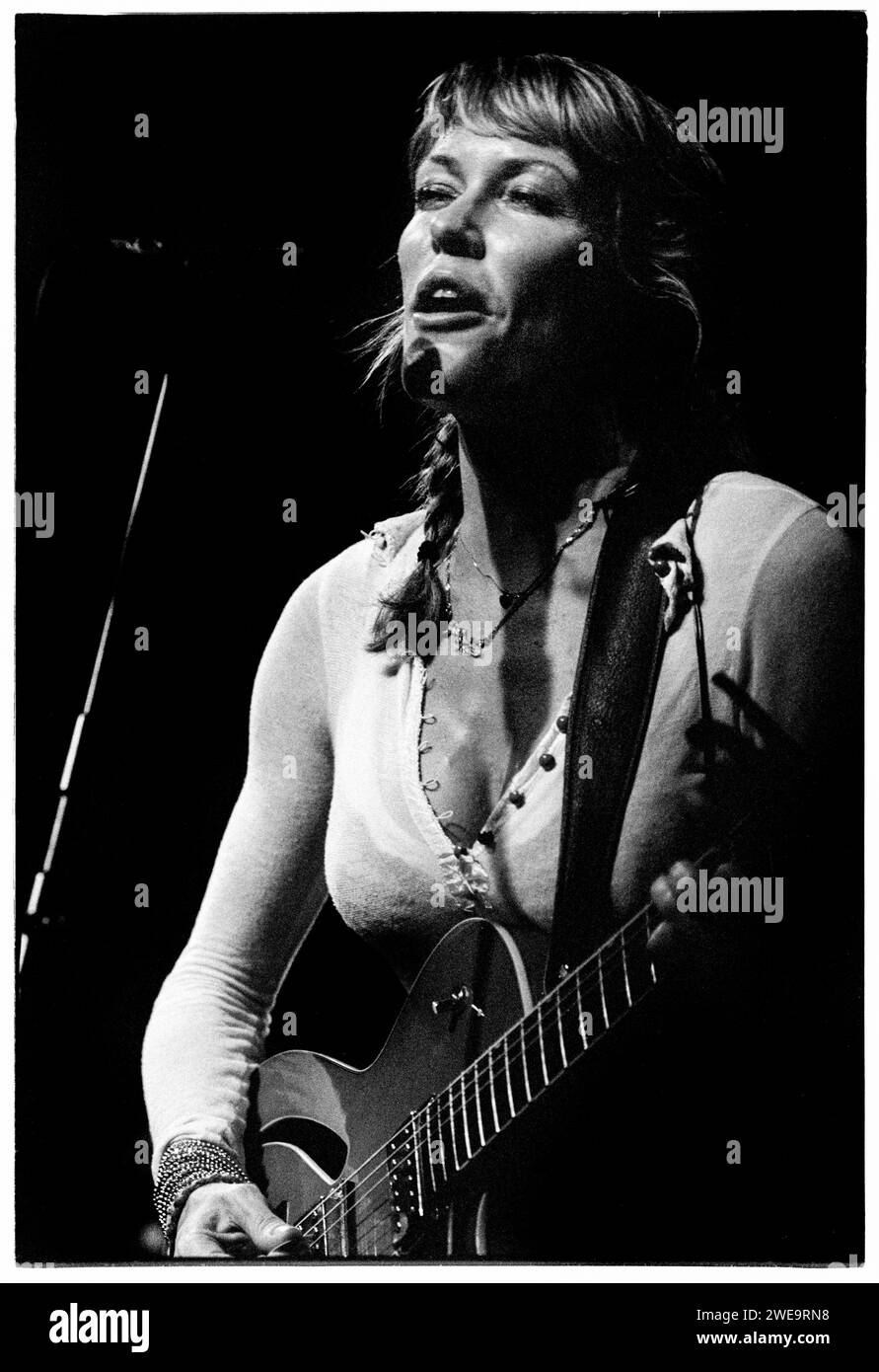 CERYS MATTHEWS, CONCERTO, 2006: La cantante folk rock Cerys Matthews (ex-Catatonia) si esibisce dal vivo al The Point di Cardiff, 24 luglio 2006. Fotografia: ROB WATKINS. INFO: Cerys Matthews, la cantante gallese, cantautrice ed ex frontwoman dei Catatonia, ha intrapreso una carriera solista di successo. I suoi album, tra cui "Cockahoop" e "Don't Look Down", mostrano una miscela di folk, country e blues, mettendo in evidenza la versatile musicalità di Matthews e la sua abilità di compositore. Foto Stock