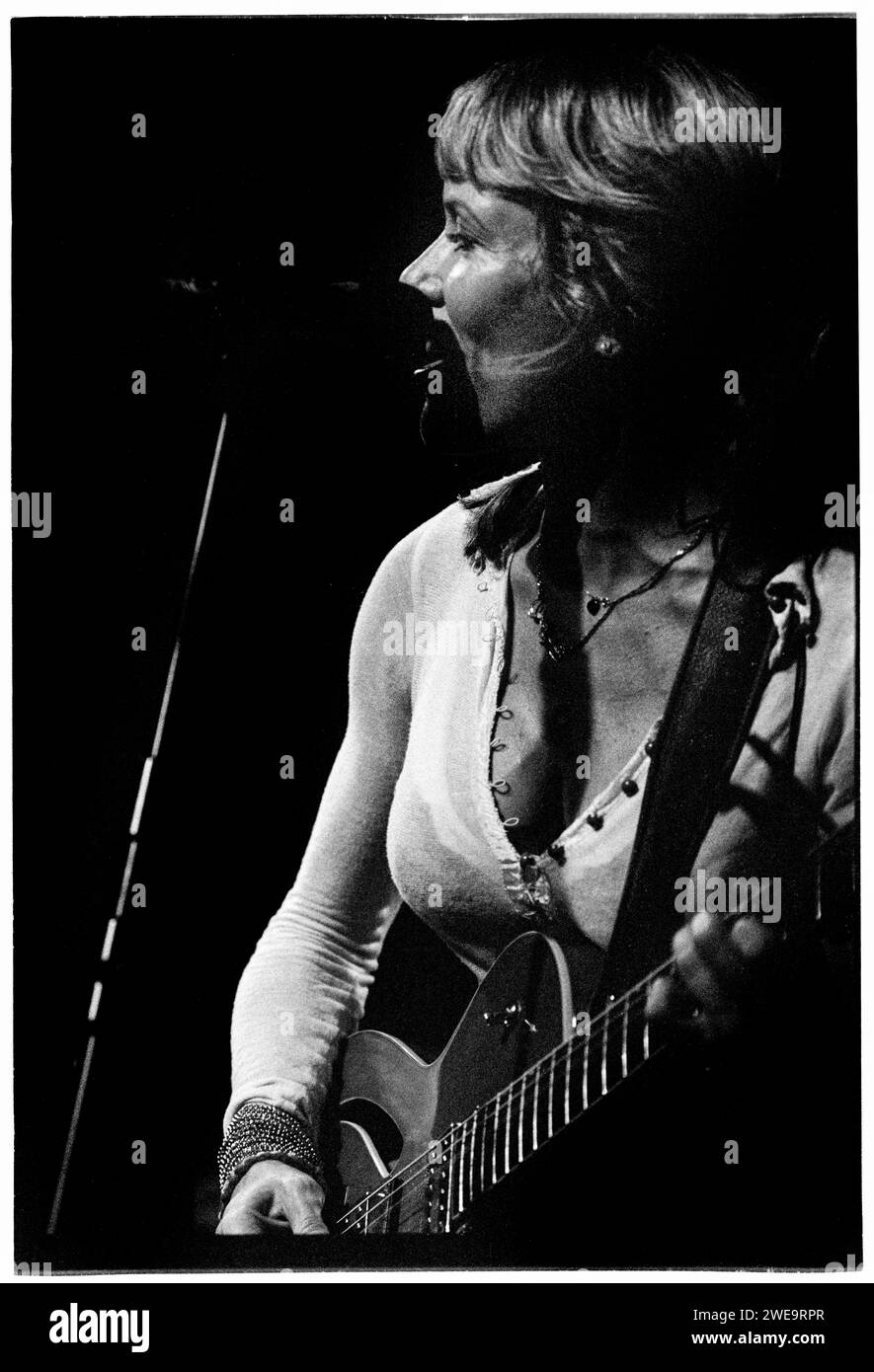 CERYS MATTHEWS, CONCERTO, 2006: La cantante folk rock Cerys Matthews (ex-Catatonia) si esibisce dal vivo al The Point di Cardiff, 24 luglio 2006. Fotografia: ROB WATKINS. INFO: Cerys Matthews, la cantante gallese, cantautrice ed ex frontwoman dei Catatonia, ha intrapreso una carriera solista di successo. I suoi album, tra cui "Cockahoop" e "Don't Look Down", mostrano una miscela di folk, country e blues, mettendo in evidenza la versatile musicalità di Matthews e la sua abilità di compositore. Foto Stock