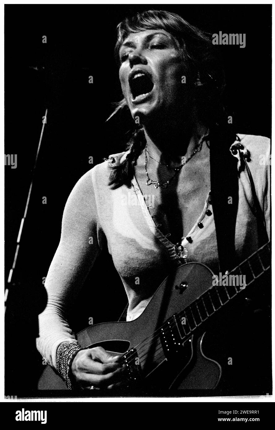 CERYS MATTHEWS, CONCERTO, 2006: La cantante folk rock Cerys Matthews (ex-Catatonia) si esibisce dal vivo al The Point di Cardiff, 24 luglio 2006. Fotografia: ROB WATKINS. INFO: Cerys Matthews, la cantante gallese, cantautrice ed ex frontwoman dei Catatonia, ha intrapreso una carriera solista di successo. I suoi album, tra cui "Cockahoop" e "Don't Look Down", mostrano una miscela di folk, country e blues, mettendo in evidenza la versatile musicalità di Matthews e la sua abilità di compositore. Foto Stock