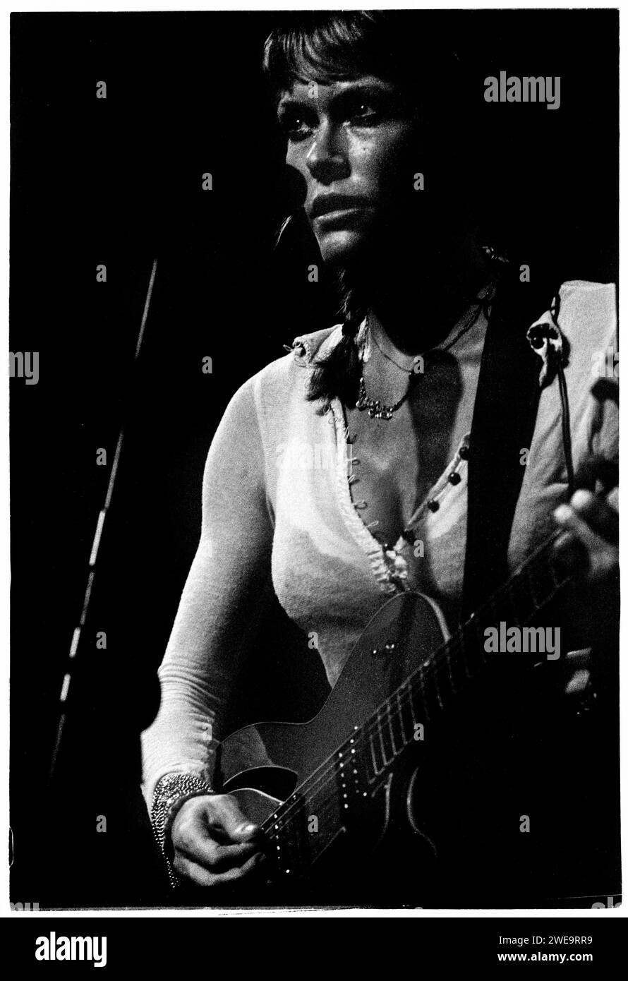 CERYS MATTHEWS, CONCERTO, 2006: La cantante folk rock Cerys Matthews (ex-Catatonia) si esibisce dal vivo al The Point di Cardiff, 24 luglio 2006. Fotografia: ROB WATKINS. INFO: Cerys Matthews, la cantante gallese, cantautrice ed ex frontwoman dei Catatonia, ha intrapreso una carriera solista di successo. I suoi album, tra cui "Cockahoop" e "Don't Look Down", mostrano una miscela di folk, country e blues, mettendo in evidenza la versatile musicalità di Matthews e la sua abilità di compositore. Foto Stock