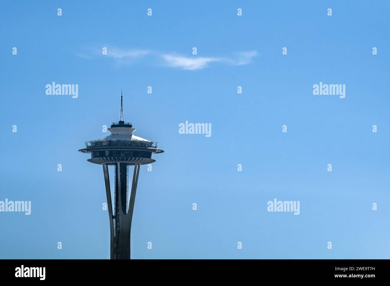 La cima dello Space Needle, lo skyline di Seattle. Lo Space Needle è stato costruito nel Seattle Center per la Fiera Mondiale del 1962. Foto di viaggio, spazio di copia per tex Foto Stock