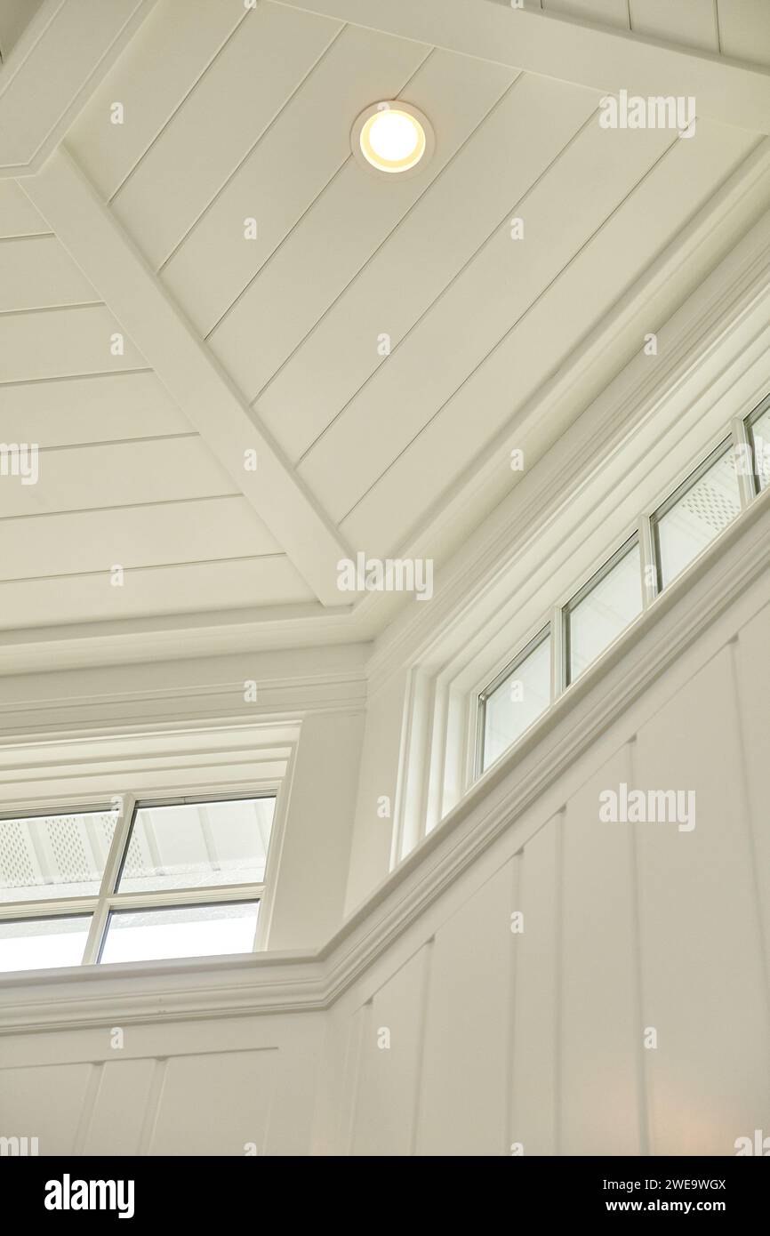 Elegante soffitto a pannelli e finestre smerigliate, design interno di alto livello Foto Stock