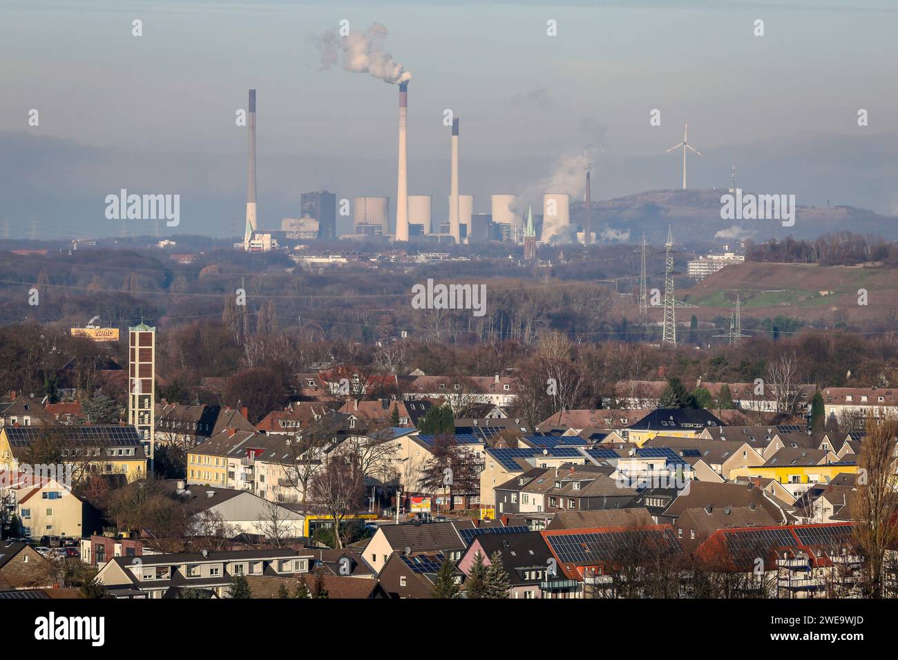 Bottrop, Renania settentrionale-Vestfalia, Germania - immobili residenziali solari, condomini con tetti solari, Innovation City Ruhr. Sullo sfondo, l'Unipe Foto Stock