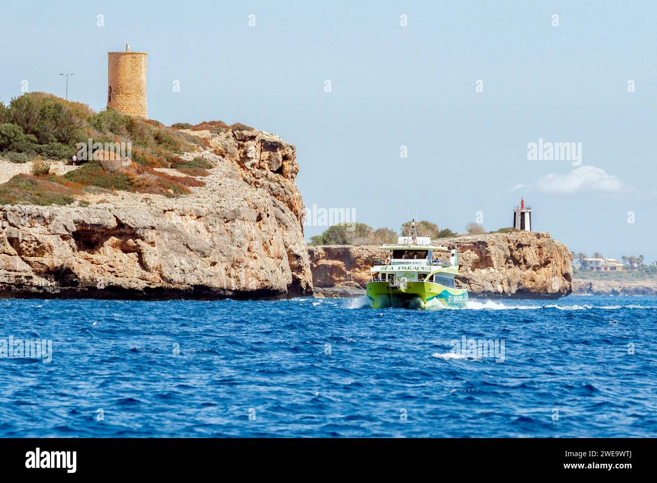 La costa di Porto Cristo ti invita a fare una gita in barca. Foto Stock