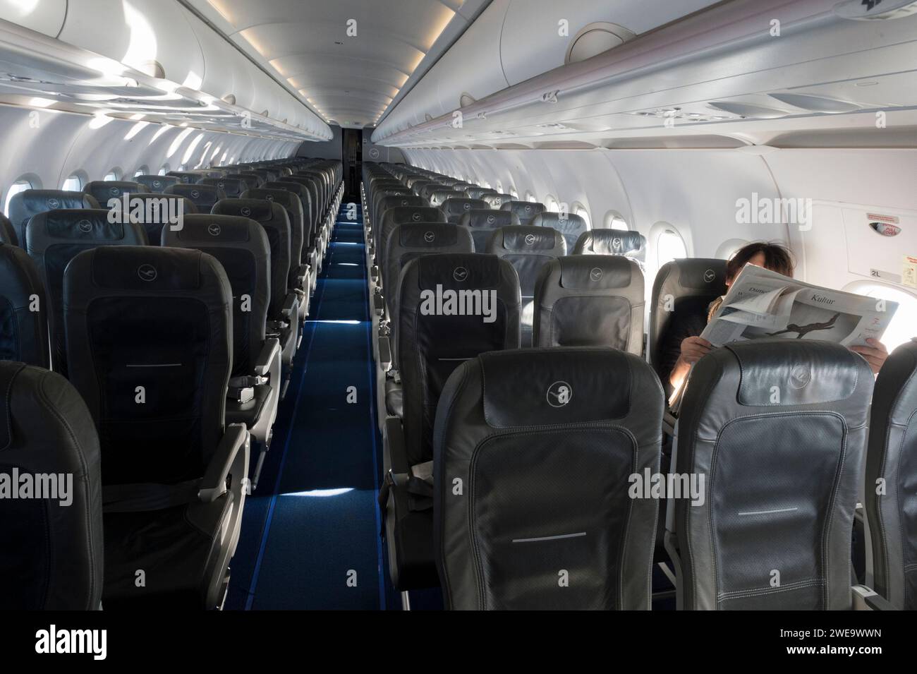 Eineinzelner Passagier sitz in einem Flugzeug. Foto Stock