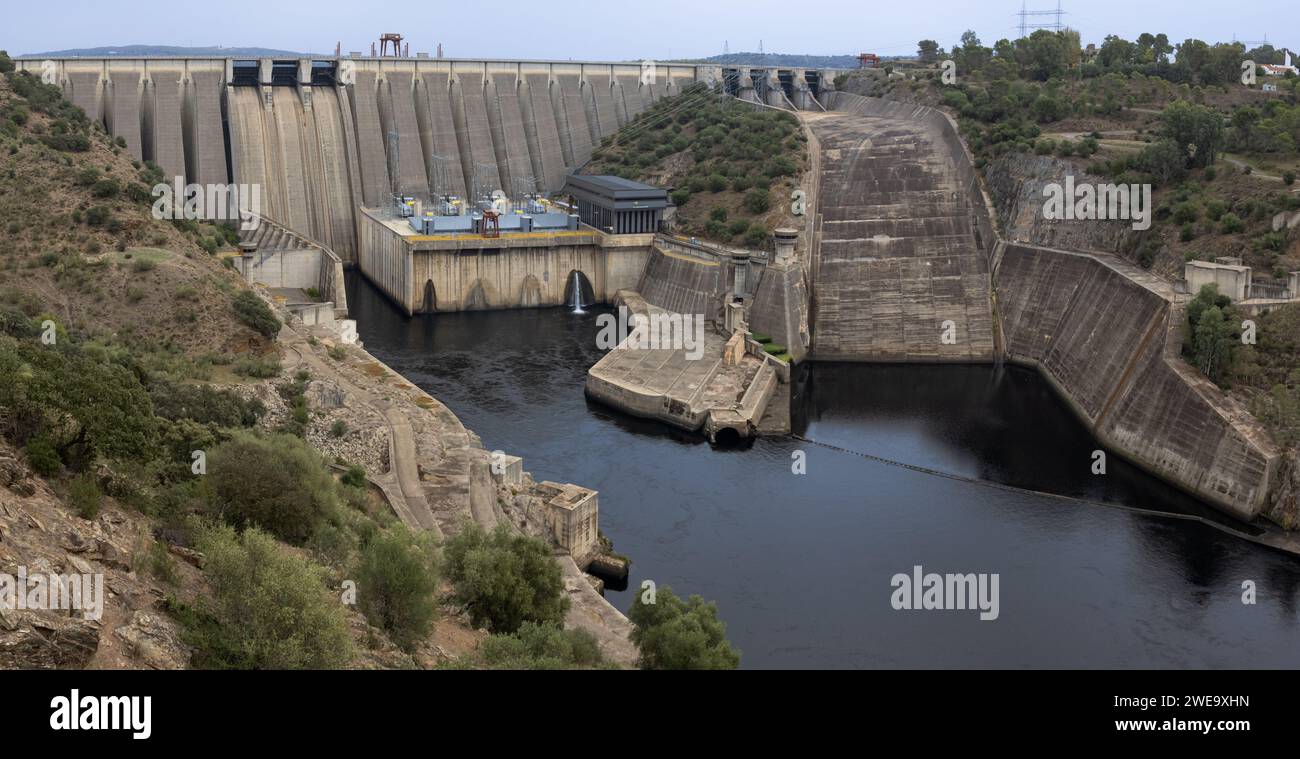 Fotografía panorámica del embalse de Alcántara muy cerca del famoso puente romano, Cáceres, España Foto Stock