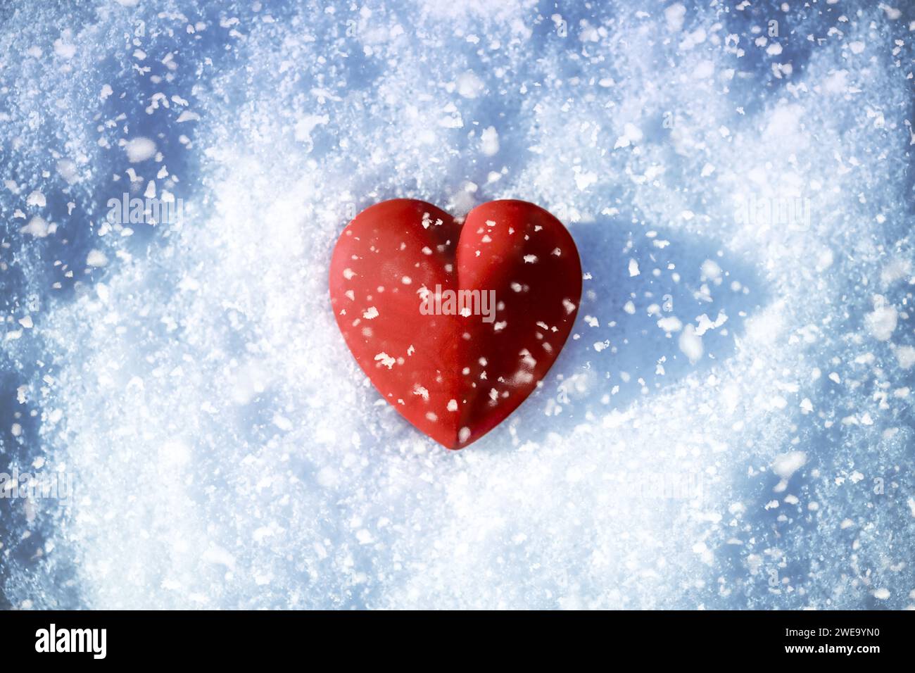 Cuore sulla neve, cuore freddo, amore deluso, separazione, foto Montage Foto Stock