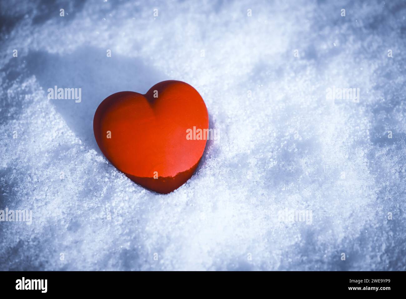 Cuore sulla neve, cuore freddo, amore deluso, separazione Foto Stock