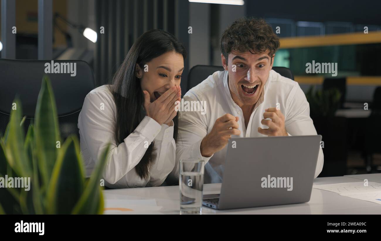 Colleghi colleghi colleghi colleghi colleghi lavoratori in ufficio donna d'affari e uomo d'affari vincono con il successo di un'azienda di notebook buon risultato crescita finanziaria Foto Stock