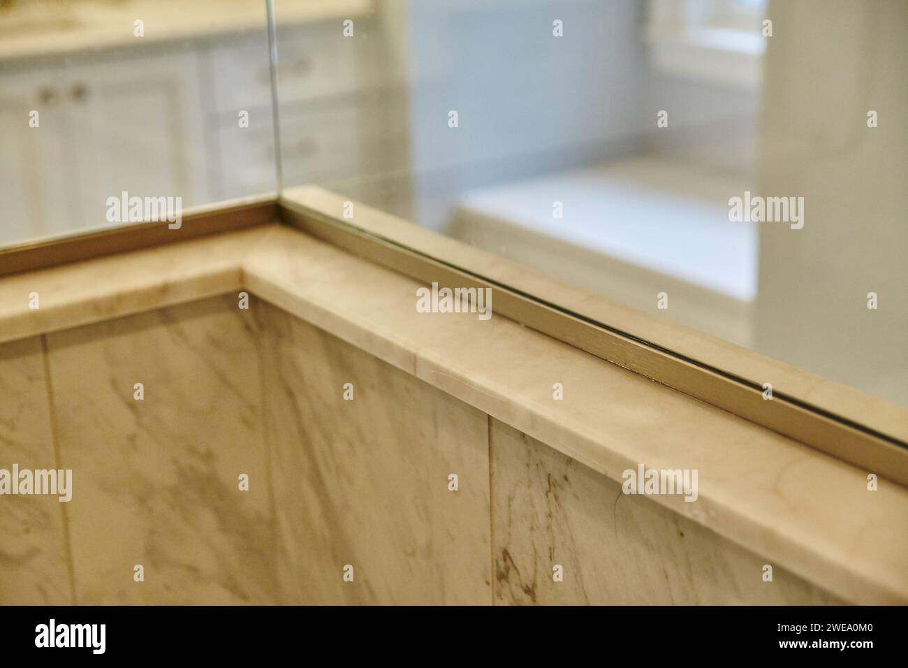 Elegante superficie in marmo con divisorio in vetro in interni moderni Foto Stock