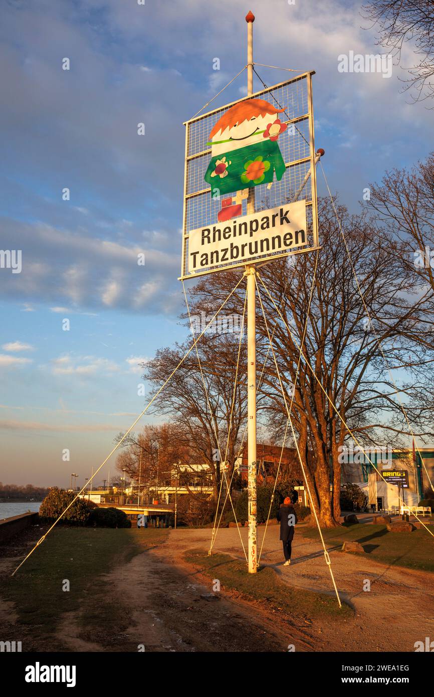 Palo con un cartello che indica il Rheinpark e il Tanzbrunnen nel quartiere Deutz, parco ed evento, Colonia, Germania. Mast mit Schild weist au Foto Stock