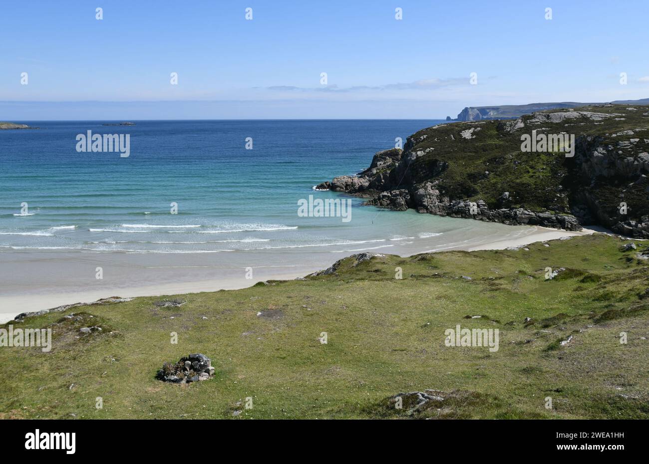 Acque turchesi e spiagge di sabbia bianca lungo la costa settentrionale della Scozia Foto Stock