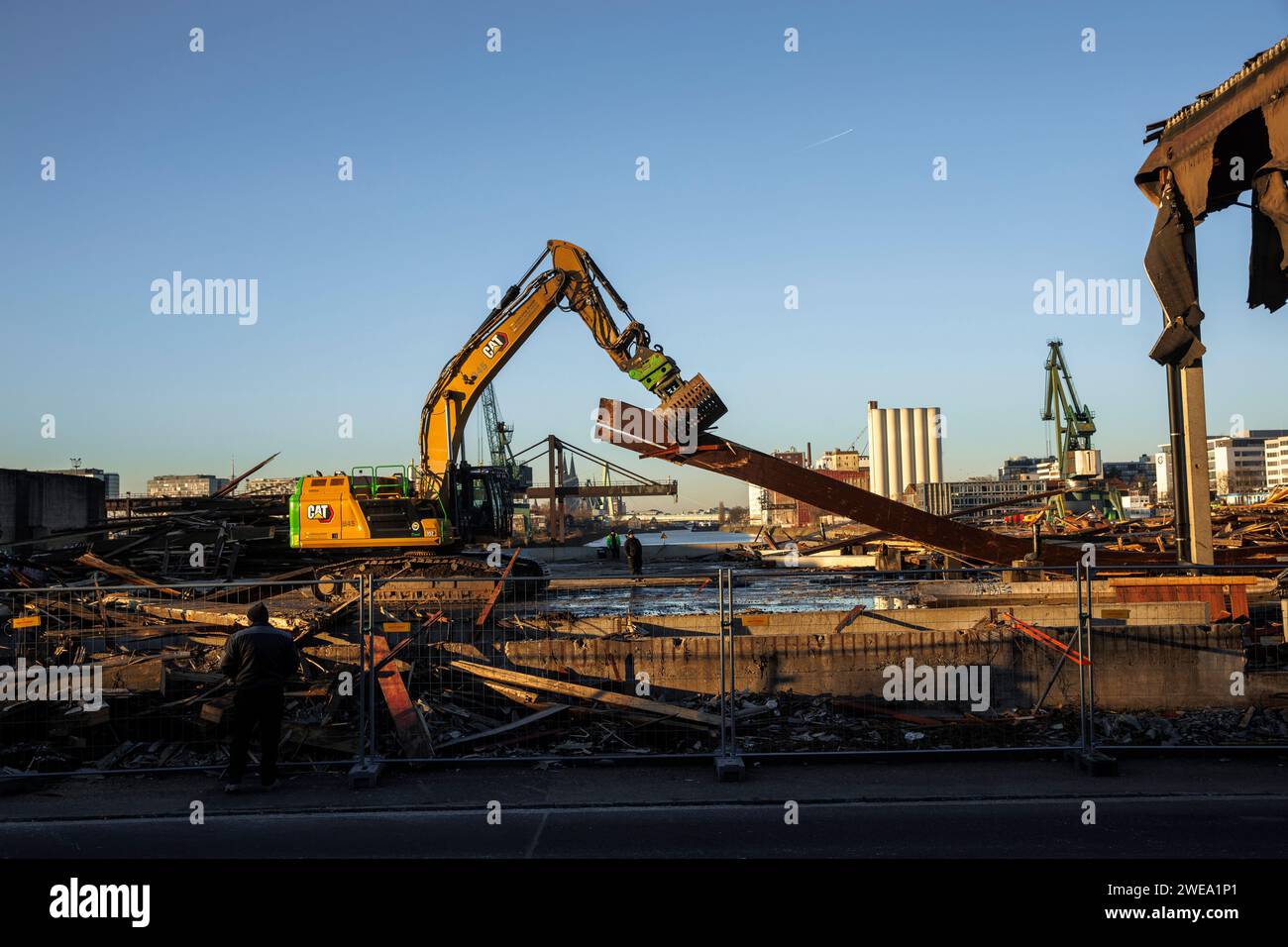 Demolizione di un vecchio magazzino in legno della società Thies nel porto del Reno nel distretto di Deutz, qui verrà costruito un nuovo quartiere urbano Foto Stock