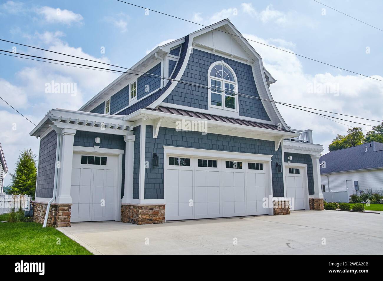 Moderna Casa Blu Shingle con finiture bianche e accenti in pietra Foto Stock