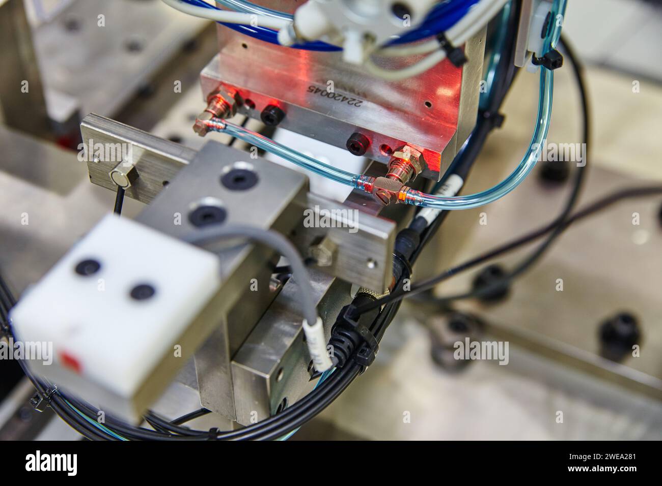 Primo piano sull'automazione industriale: Morsetto meccanico e dettaglio del sensore Foto Stock