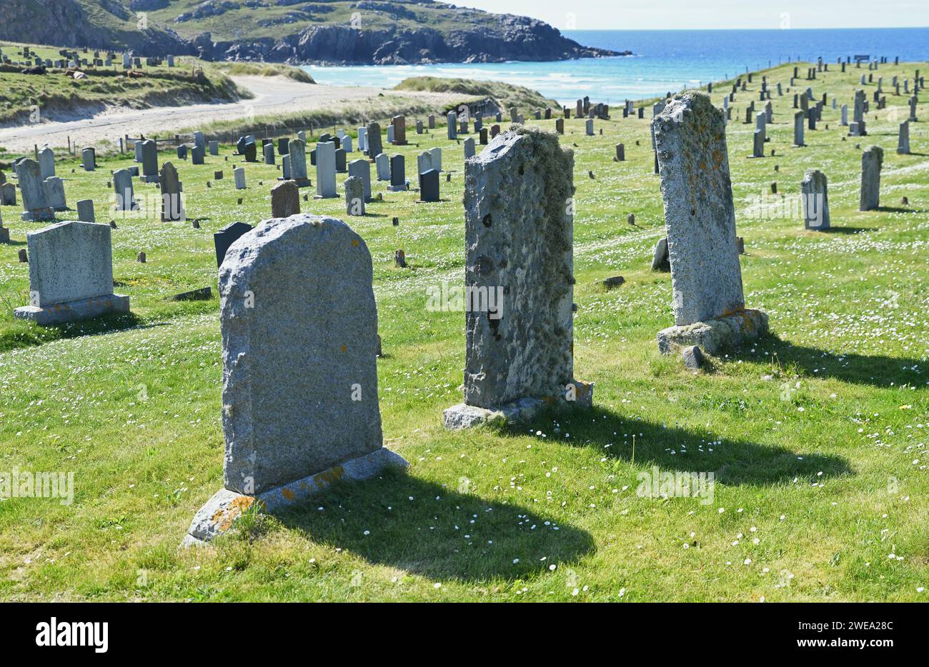 Dalmore Cemetery e Dalmore Beach lungo la costa occidentale dell'isola di Lewis, in Scozia Foto Stock