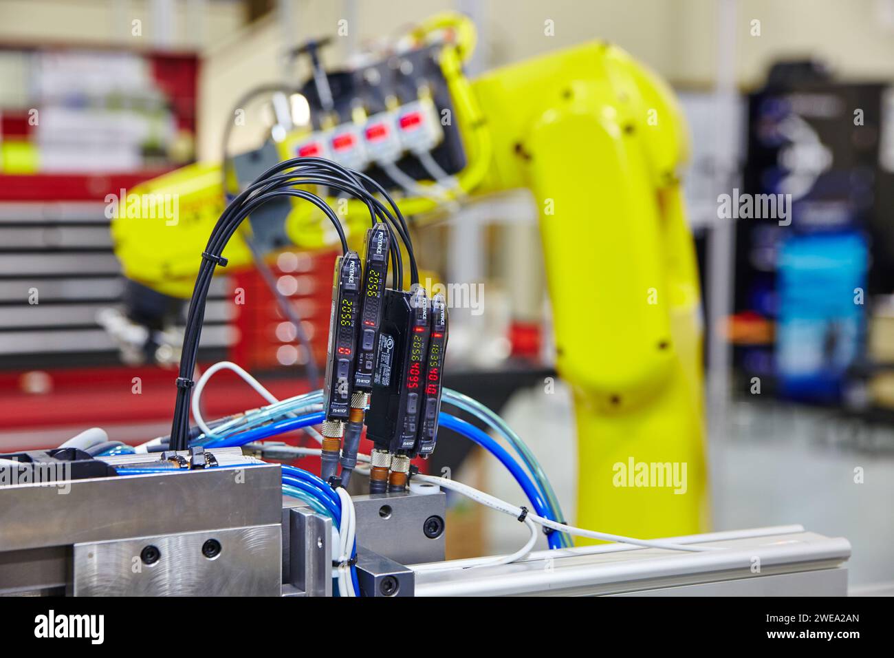 Braccio robotico industriale e componenti elettrici in un impianto automatizzato Foto Stock