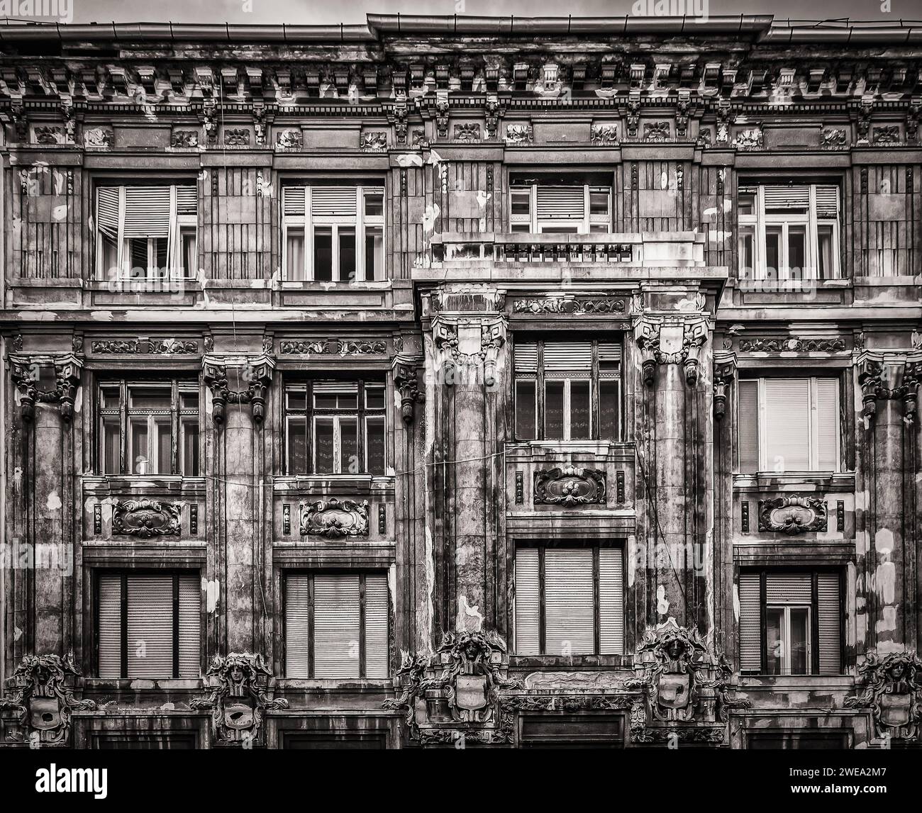 Budapest, Ungheria, 17 marzo 2020 veduta della parte superiore di un edificio con scultura architettonica Foto Stock