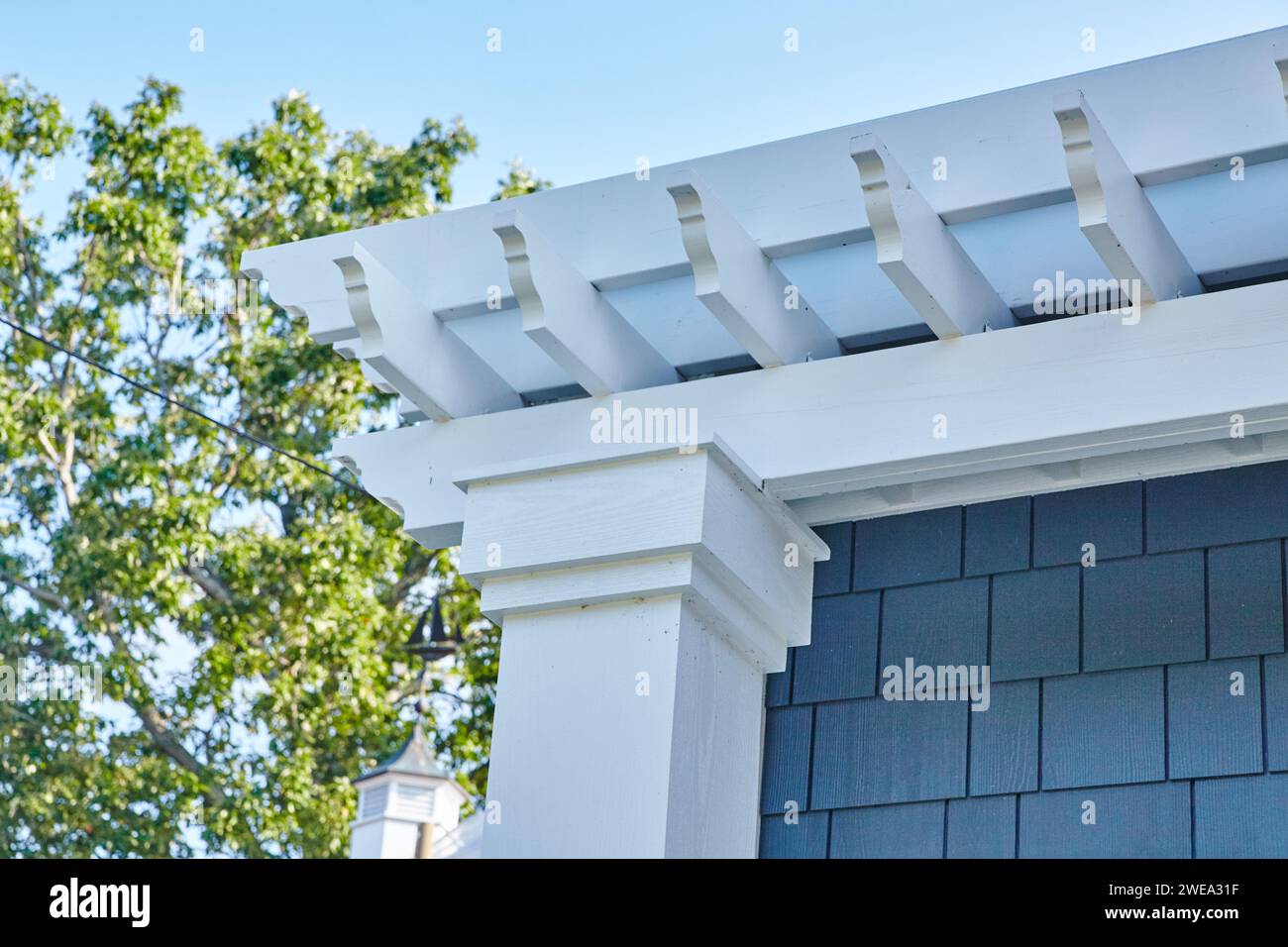 Elegante tetto Suburban Home e dettagli Pergola contro Blue Sky Foto Stock